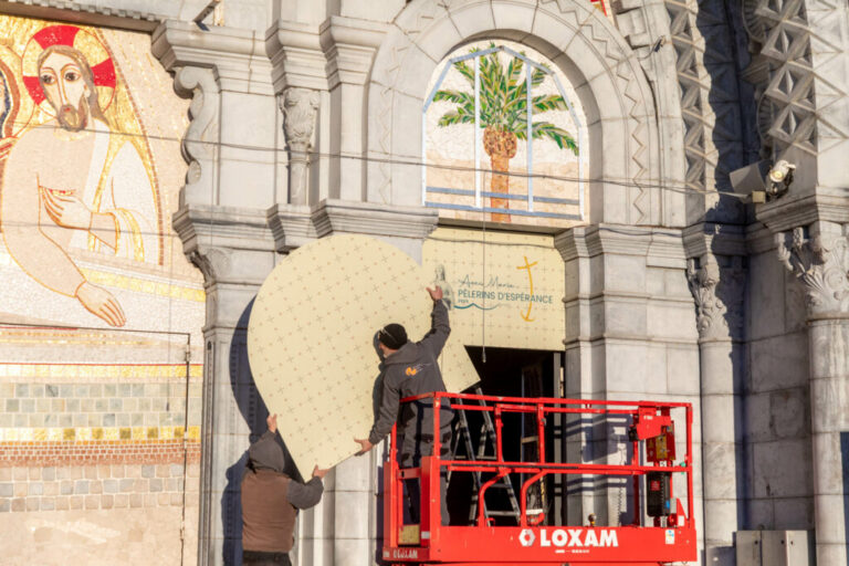 Así han quedado cubiertos los mosaicos de Rupnik en Lourdes y esta es la explicación del obispo