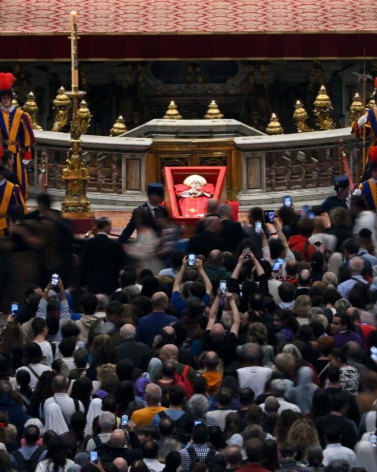 Roma se une en oración: el mundo despide al Papa Francisco con amor y gratitud