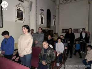 Misa en la parroquia de la Sagrada Familia de Gaza, donde permanecen unas 500 personas refugiadas (FOTO © Holy Family Church Gaza)
