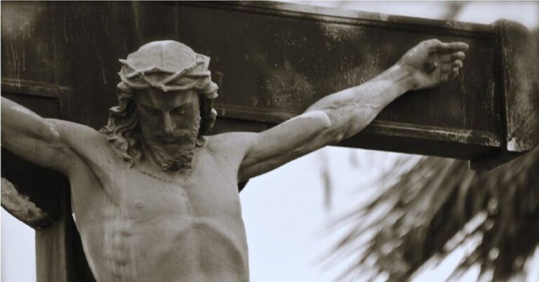 En Belén, un pesebre; en el Calvario, una Cruz