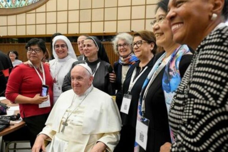 El lugar de la mujer en la Iglesia: entre aportes, obstáculos y desafíos sinodales