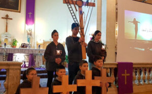 Celebración del vía crucis en la Parroquia de San Francisco de Alepo, Siria. (ACN)