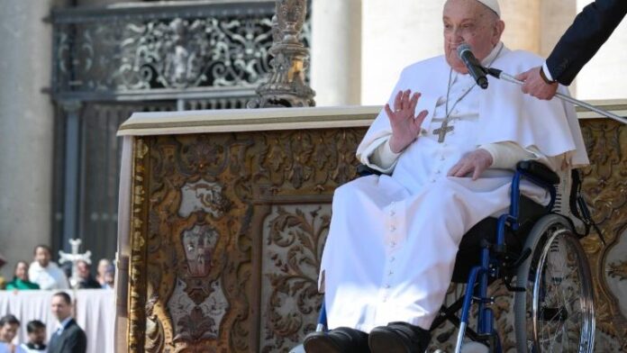 El Papa Francisco al final de la misa 