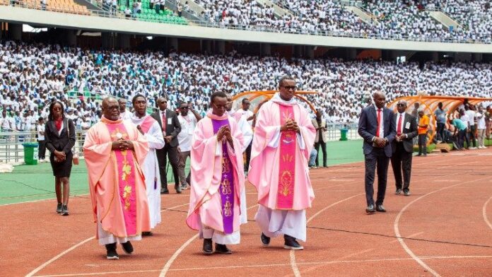 Catholic youth praying for peace in the country