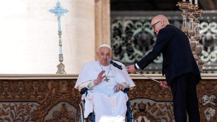 Le Pape François est apparu place Saint-Pierre pour saluer les pèlerins. 