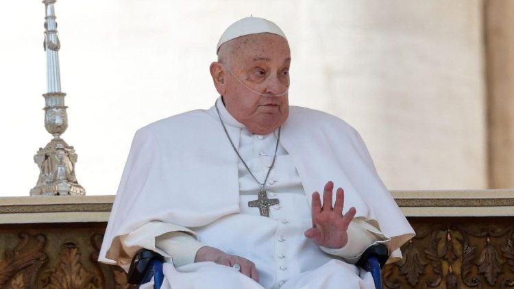Papst Franziskus als Überraschungsgast bei der Jubiläumsmesse für die Kranken auf dem Petersplatz