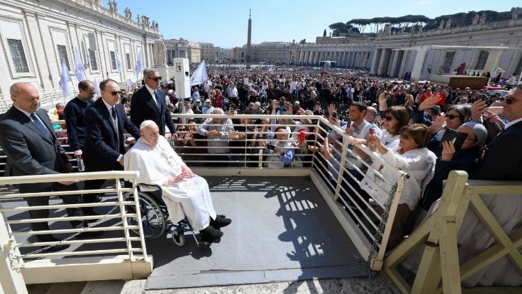Papst in strahlender Aprilsonne auf dem Petersplatz
