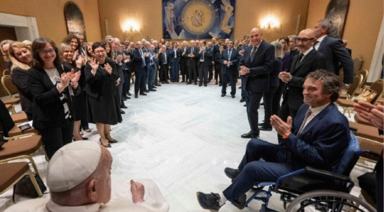 Papa Francisco se reúne en Vaticano con personal médico que le atendió en hospital: primera audiencia numerosa