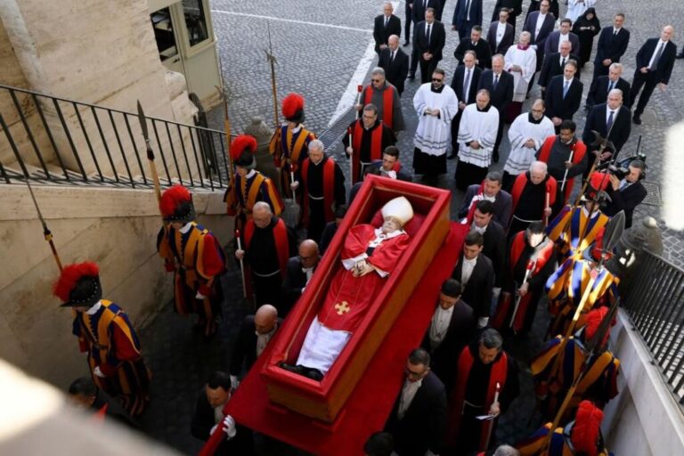 El último viaje de un Papa: El cuerpo de Francisco es trasladado a San Pedro