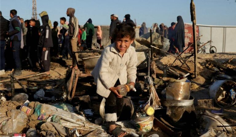 Continúan los bombardeos israelíes sobre campamentos de refugiados en Gaza 