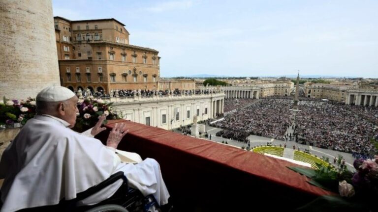Francisco aparece en la bendición Urbi et Orbi pero no lee el mensaje