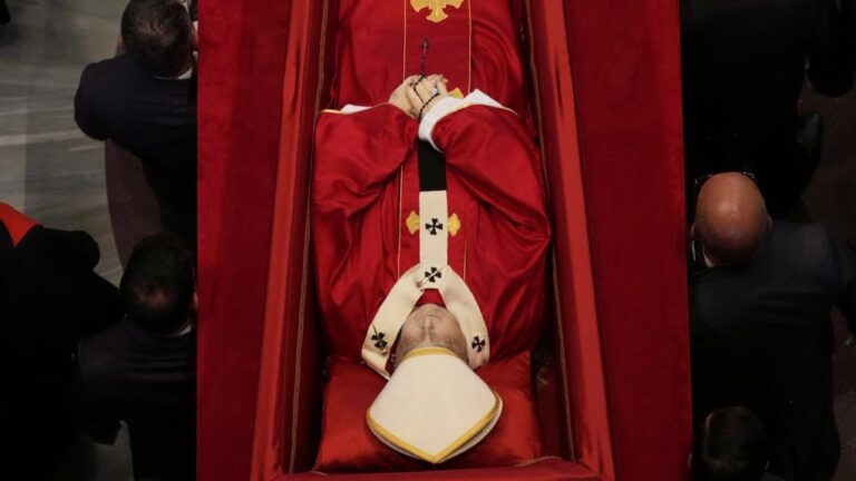 ¿Por qué el papa viste de rojo en el féretro? ¿Es novedad que sea enterrado fuera del Vaticano?