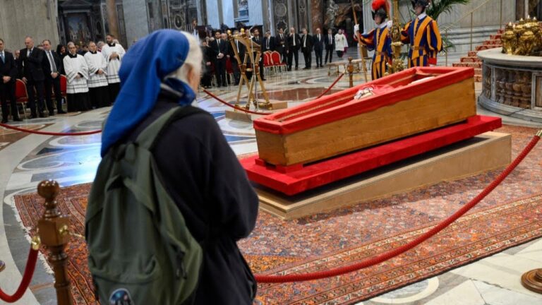 Esta es la monja que lloraba desconsolada entre cardenales al ver el féretro de Francisco