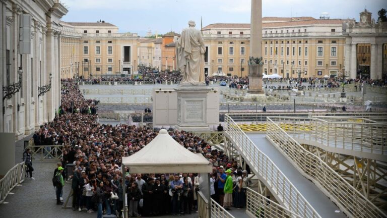 Reacciones de los fieles al dar su último adiós al Papa Francisco