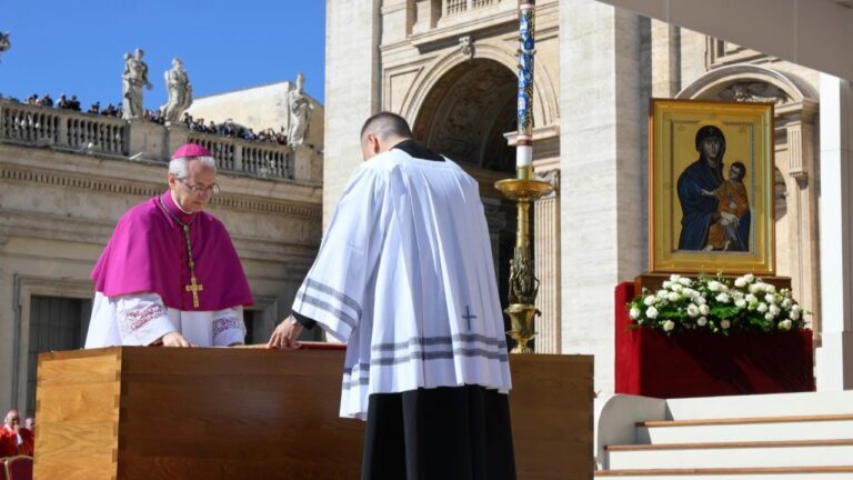 Así se colocó el féretro de Francisco en la Plaza de San Pedro
