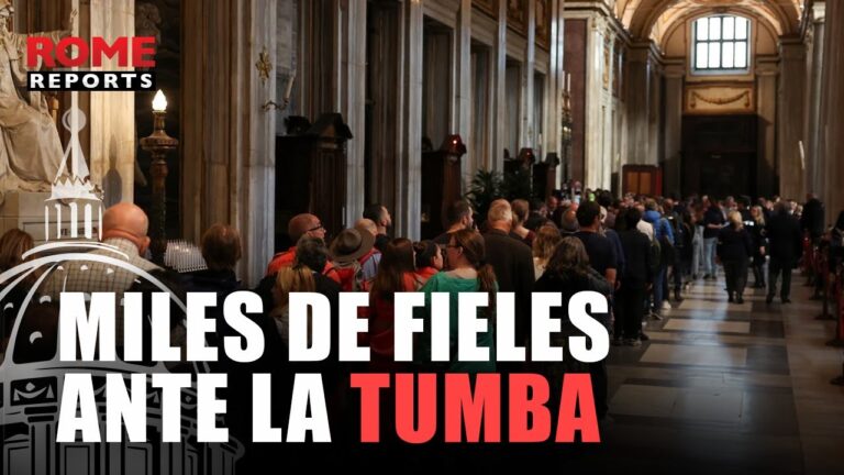 Miles de fieles rezan ante la tumba del papa Francisco
