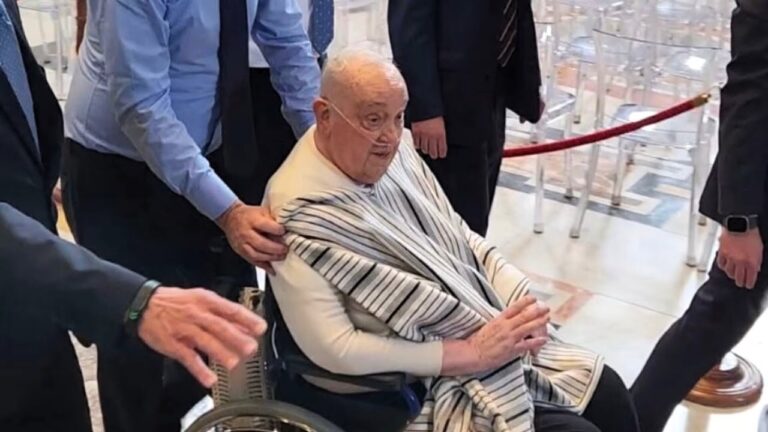 El papa aparece así en la basílica de San Pedro y da una sorpresa a los fieles