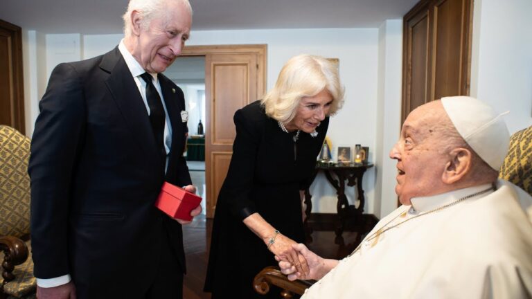 Visita sorpresa – y privada – de los monarcas británicos Carlos III y Camila al papa