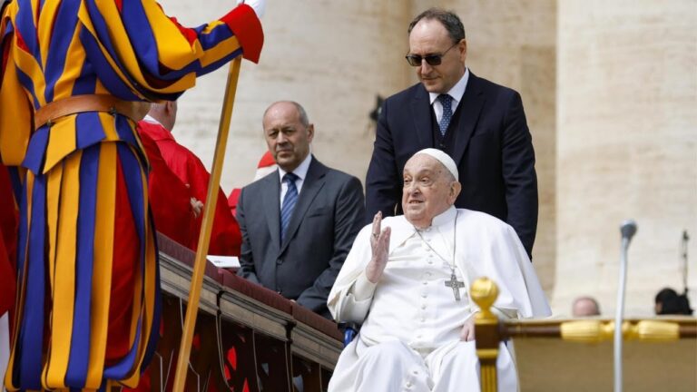 Momento de la aparición de Francisco al terminar la misa del Domingo de Ramos