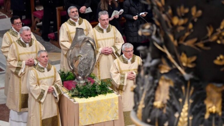 El delegado del papa consagra el aceite que se usará para los bautizos de adultos en la vigilia pascual