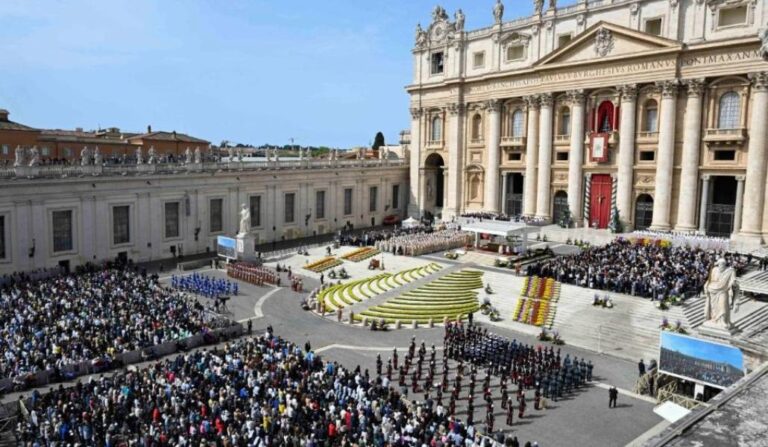 «¡Cristo ha resucitado, está vivo! Debemos salir a su encuentro en el rostro de los hermanos» 