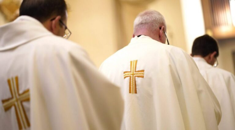 Mitad del clero polaco afirma haber sido víctima de agresiones solo por ser sacerdotes