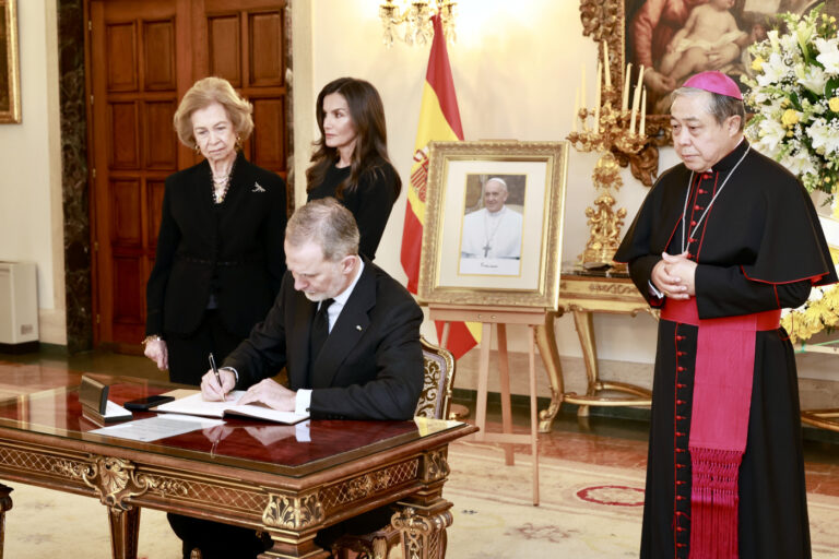 Reyes de España acuden a embajada de Vaticano en Madrid para dar pésame por muerte del Papa