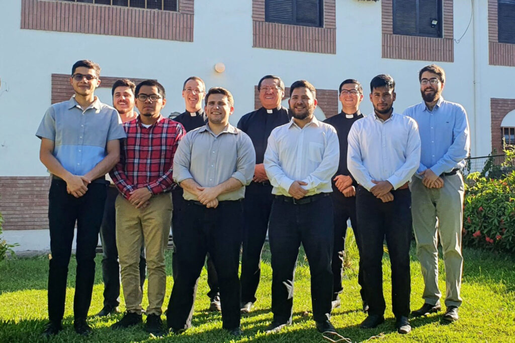 Seminaristas del Seminario "Redemptoris Mater" de la Arquidiócesis de Corrientes