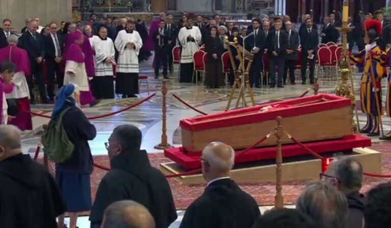 La monja que llevaba transexuales al Papa se salta el protocolo y llora frente a su féretro