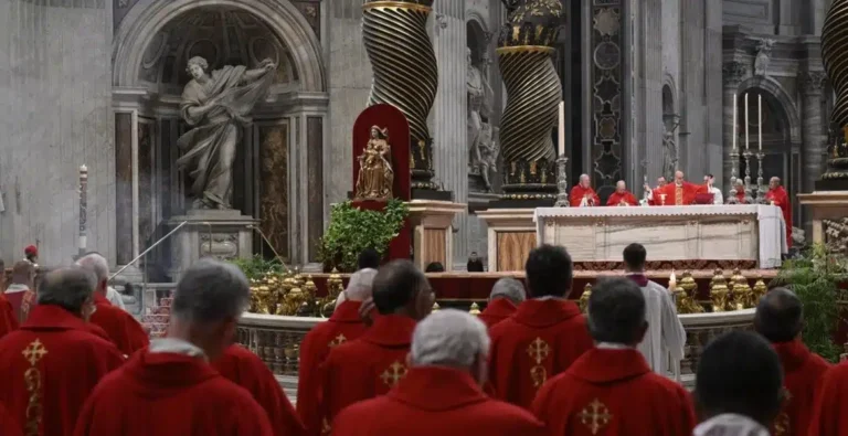El cardenal Tucho Fernández, sobre Francisco: “Es un misterio y heroico cómo soportaba tanto trabajo”