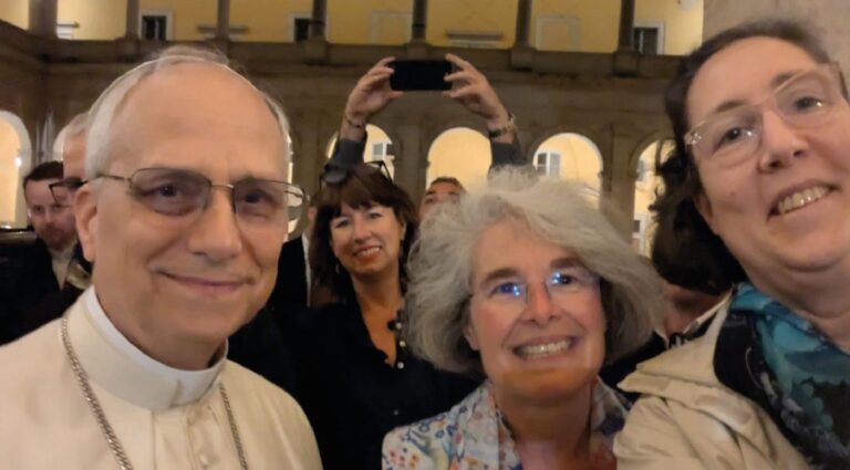 Primer documento firmado por León XIV: ¿cuál es? Aquí el video y primera selfie (con mujeres)