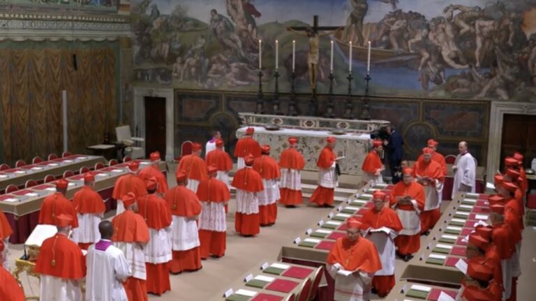 Momento del canto “Veni, creátor Spíritus” en la Capilla Sixtina