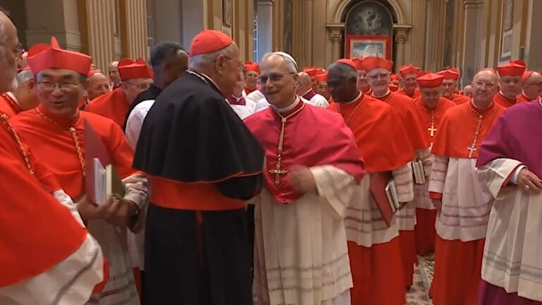 Primeras imágenes de León XIV saliendo como papa de la Capilla Sixtina
