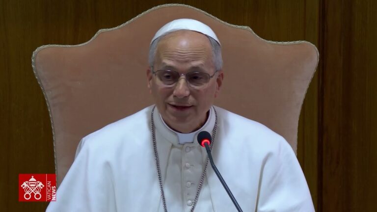 León XIV recibe a los miembros del Colegio Cardenalicio y explica la elección del nombre