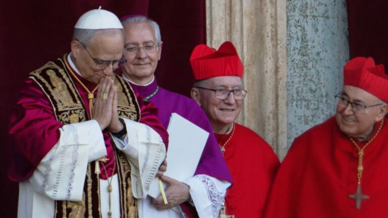 Las claves del primer saludo del papa León XIV