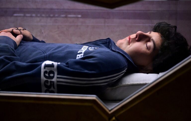 Carlo Acutis: ¿Un Santo ‘Millennial’ o una Estrategia Vaticana Acelerada? Un Análisis Incisivo