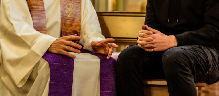 Cuando el sacerdote se confiesa: qué es lo que más necesita y por qué es una señal para toda la Iglesia