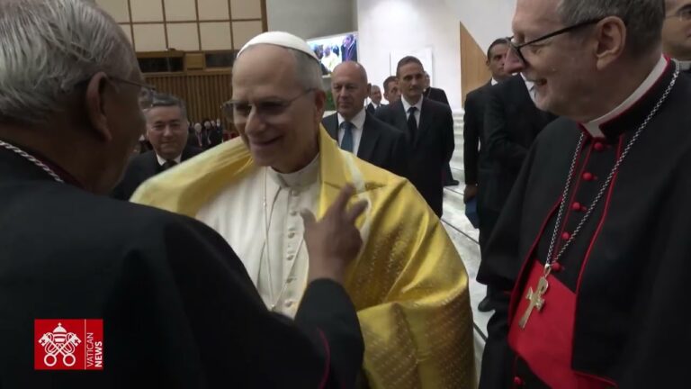 León XIV: El Papa que se asoma al mundo con las manos desarmadas