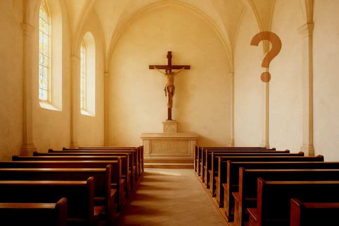 Templo vacío y en penumbras